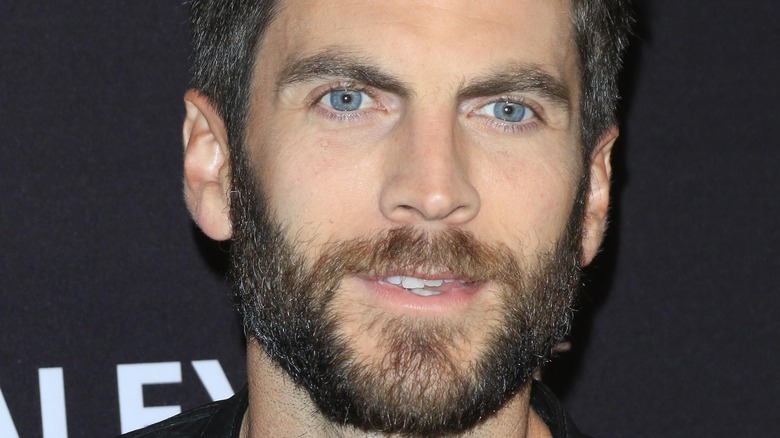 Wes Bentley posing