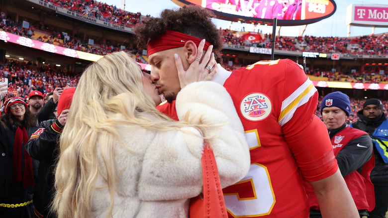 Patrick and Brittany Mahomes smooch
