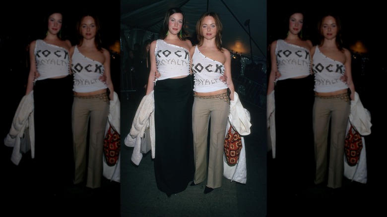Liv Tyler and Stella McCartney wearing matching one-shoulder tops at the 1999 Met Gala.