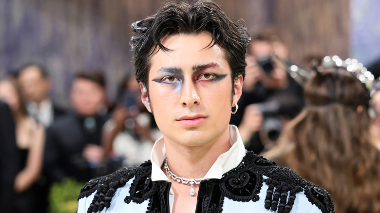 Hudson Williams' Met Gala eye look up close.
