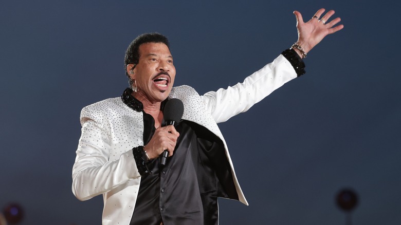 Lionel Richie on stage singing
