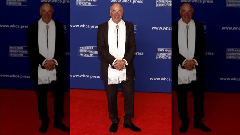 Kevin O'Leary wearing a white scarf at the White House Correspondents' Dinner