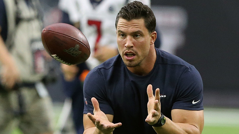 Brian Cushing practicing
