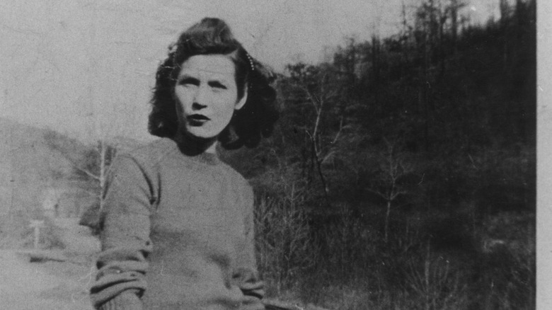 Loretta Lynn outdoors, 1950