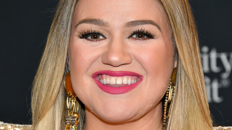 Kelly Clarkson smiling