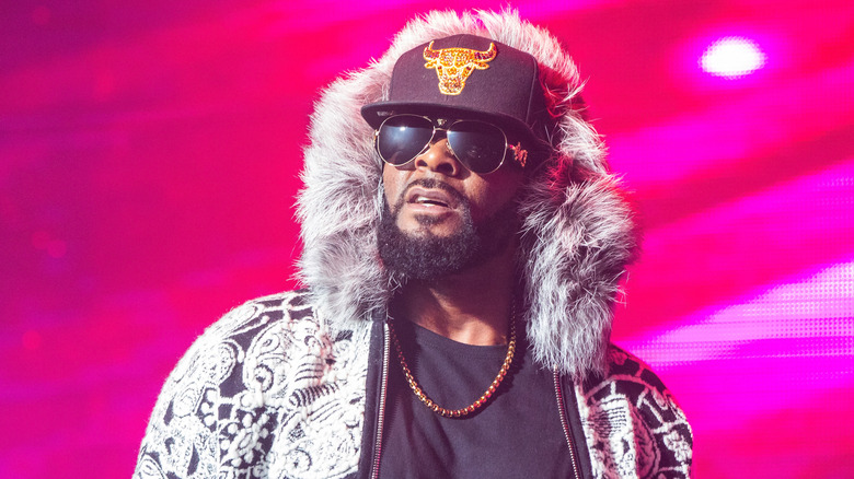 R Kelly singing on stage