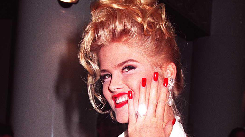 Anna Nicole Smith flashing wedding ring