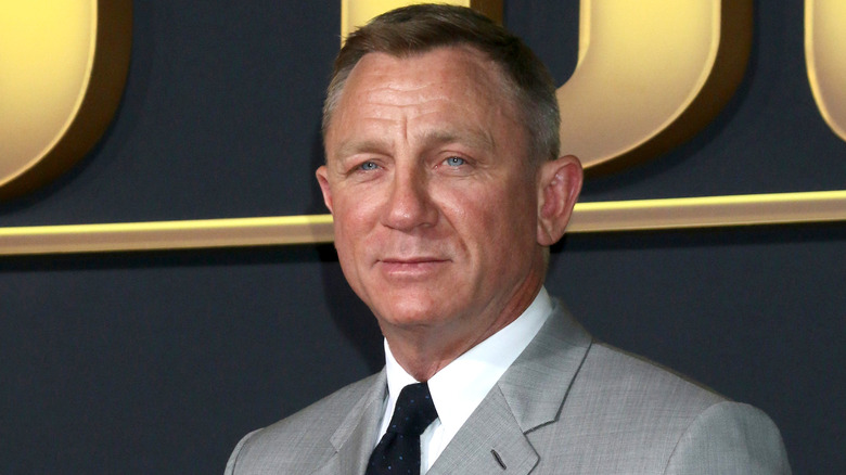 Daniel Craig posing