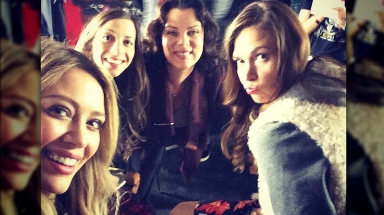 Hilary Duff, Molly Bernard, Debi Mazar, and Sutton Foster posing