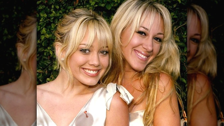 Teenage Hilary and Haylie Duff smiling