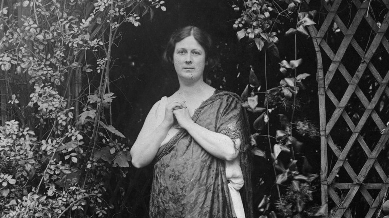 Isadora Duncan posing