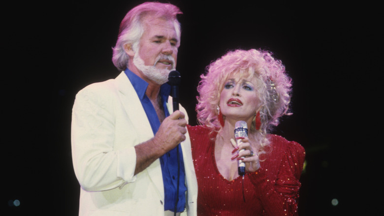 Kenny and Dolly Parton singing together in 1990
