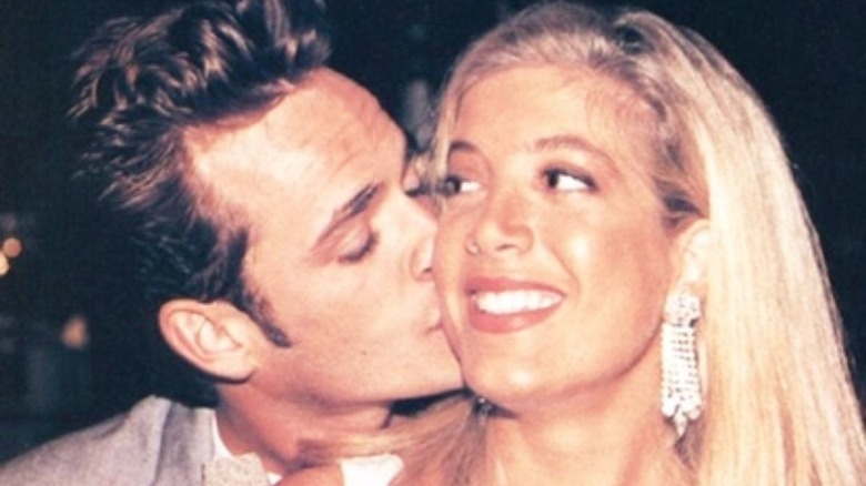 Luke Perry kisses Tori Spelling on the cheek
