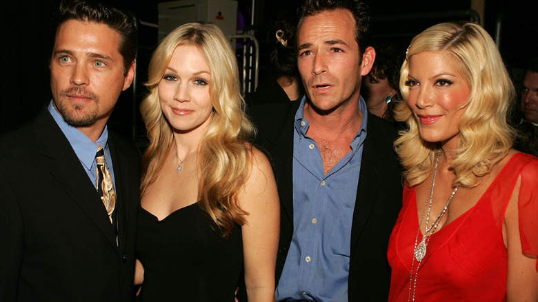 Jason Priestley, Jennie Garth, Luke Perry, and Tori Spelling on a red carpet