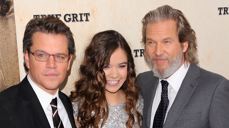 Matt Damon, Hailee Steinfeld and Jeff Bridges posing