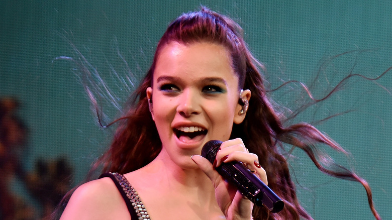 Hailee Steinfeld singing