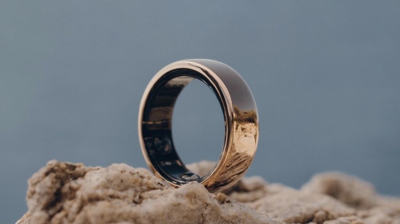Close up on an Oura ring