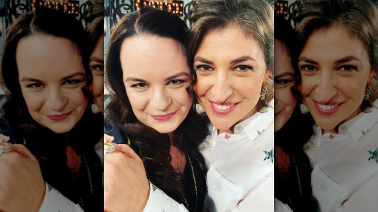 Jenna von Oy takes a selfie with Mayim Bialik in 2022