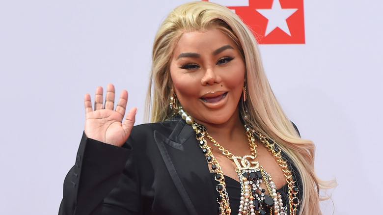 Lil' Kim waving on the red carpet