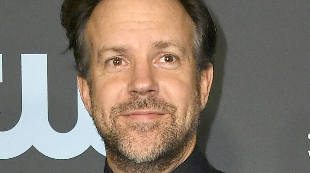 Jason Sudeikis smiles on the red carpet