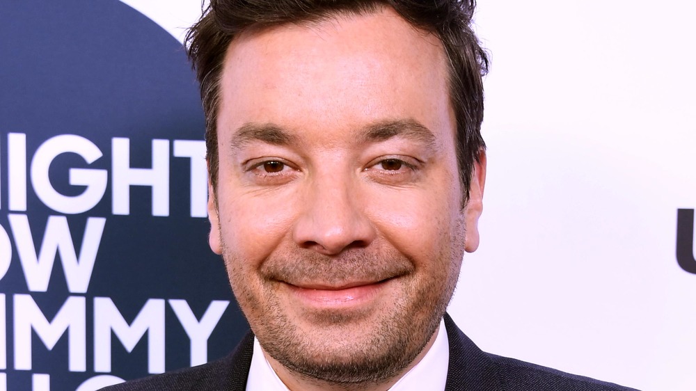 Jimmy Fallon, smiling, red carpet, shaven, dressed up in suit, no facial hair