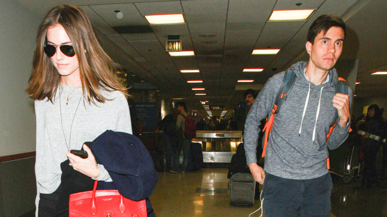 Allison Williams, Ricky Van Veen airport