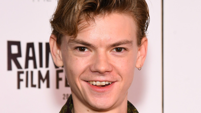 Thomas Brodie-Sangster smiling red carpet