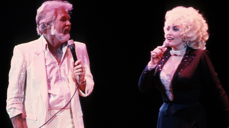 Dolly Parton and Kenny Rogers sing while looking into each other's eyes.