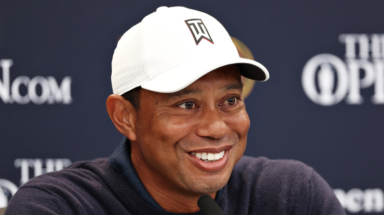 Tiger Woods white baseball cap