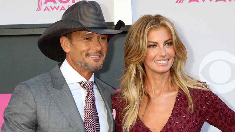 Tim McGraw and Faith Hill posing