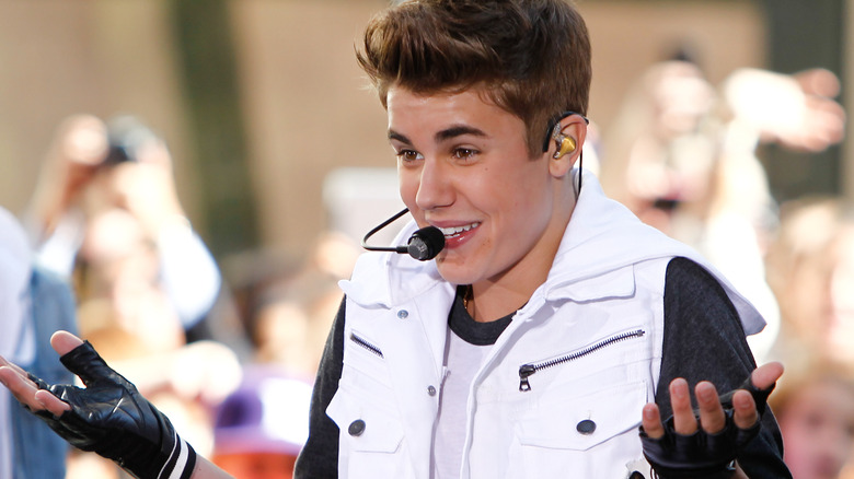 Justin Bieber shrugging