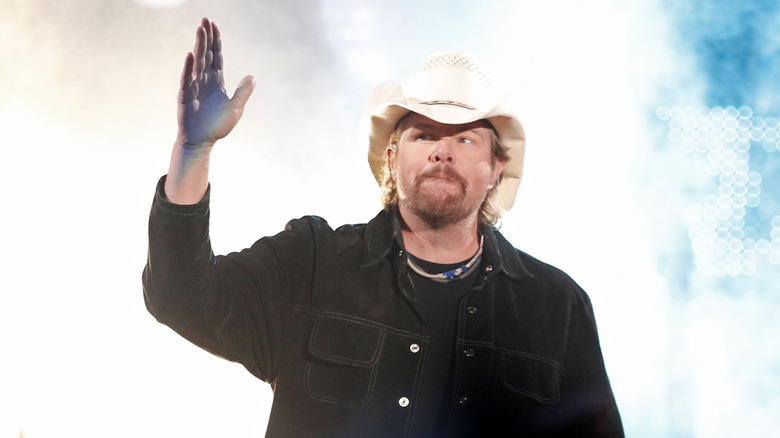 Toby Keith accepting award