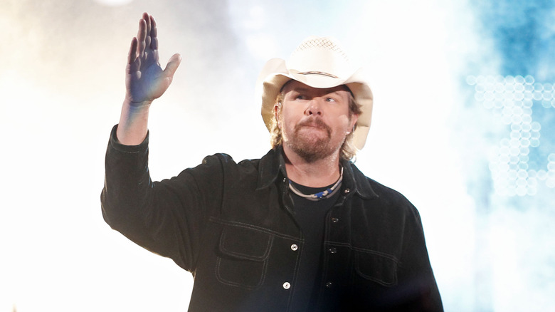 Toby Keith accepting award