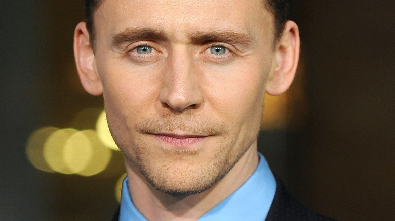  Tom Hiddleston with slight smirk on red carpet