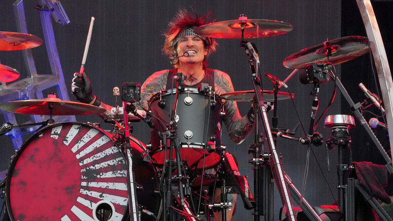 Tommy Lee performing with Motley Crüe