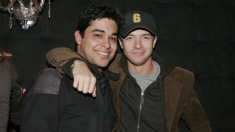 Topher Grace poses with arm around Wilmer Valderrama in 2006