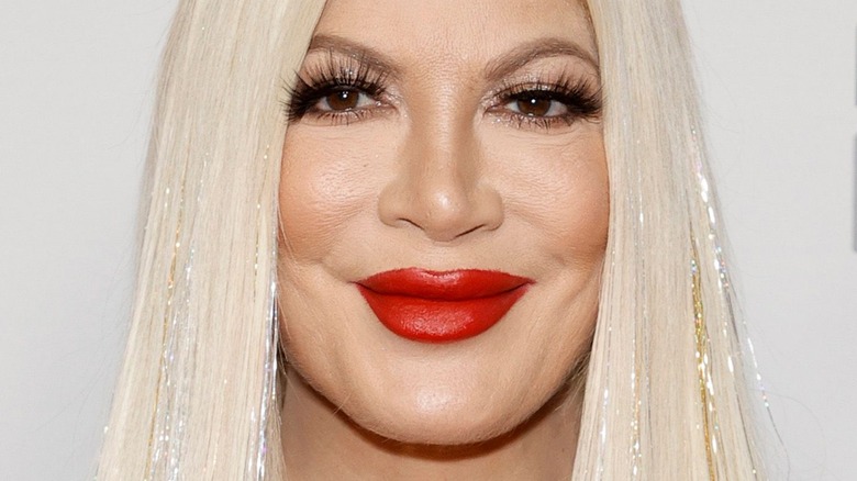 Tori Spelling red lipstick