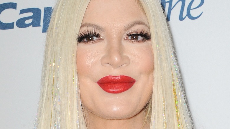 Tori Spelling wearing red lipstick