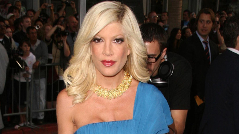 Tori Spelling in blue dress