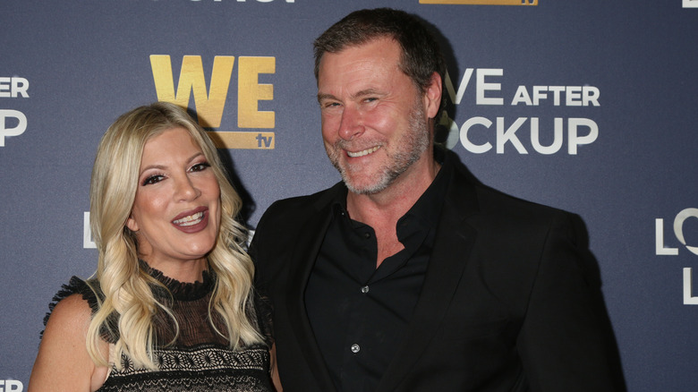 Tori Spelling and Dean McDermott smile