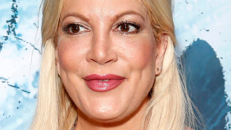 Tori Spelling pink lipstick