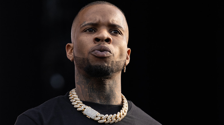 Tory Lanez performs donning a thick golden necklace
