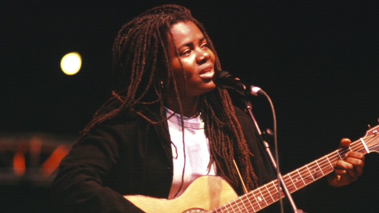 Tracy Chapman playing guitar singing