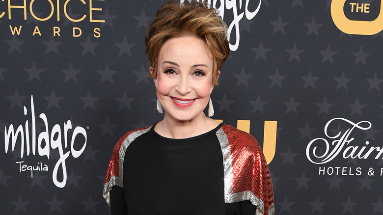 Annie Potts posing for a photo while entering an avent