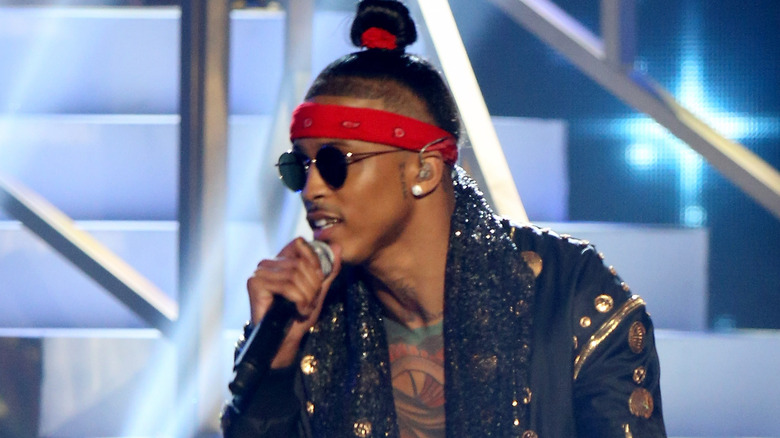 August Alsina singing on stage