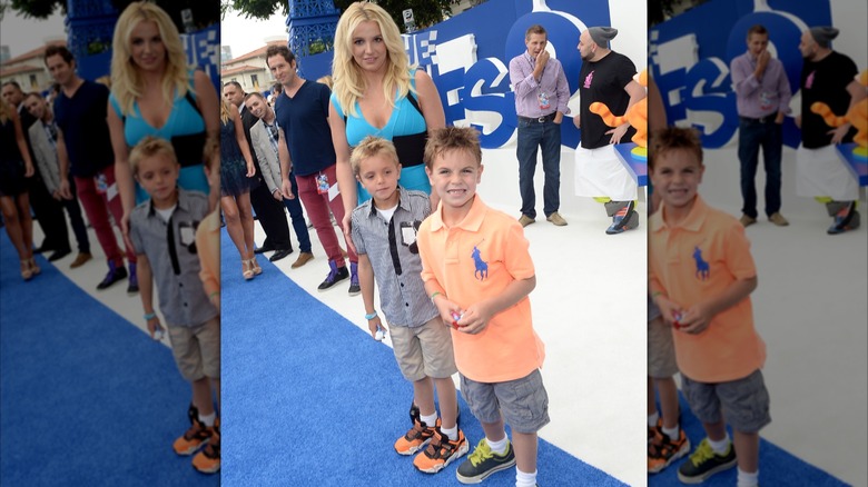 Britney Spears posing with her sons at the Smurfs premiere.
