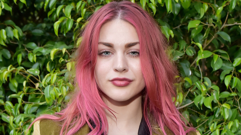Frances Bean Cobain, posing