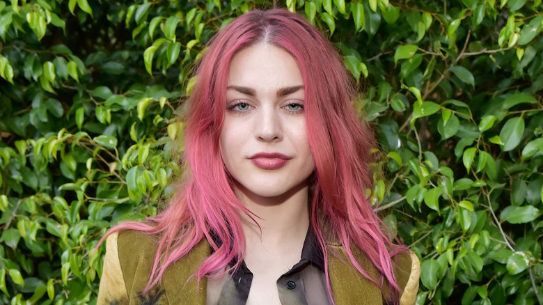 Frances Bean Cobain, posing