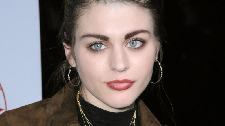 Frances Bean Cobain, posing