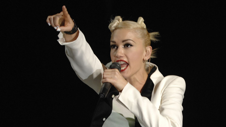 Gwen Stefani pointing